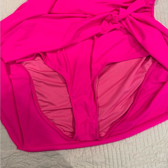 Swimsuit - Picture 7 of 8